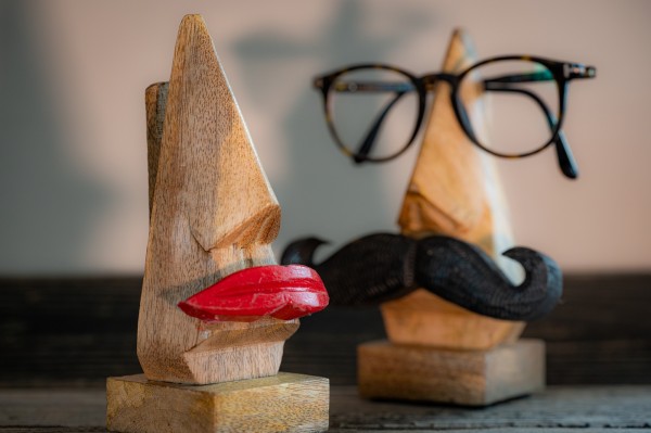 Handgeschnitzter Brillenhalter 'Lips' aus Mangoholz, braun/rot, L 6 cm, B 6 cm, H 16 cm