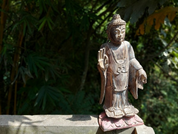 Buddha stehend Hand erhoben, T 18 cm, B 27 cm, H 65 cm