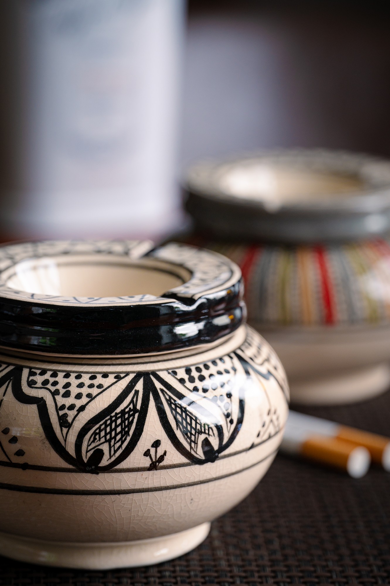 Keramik-Aschenbecher, weiß, schwarz, Ø 12 cm, H 8 cm günstig bestellen