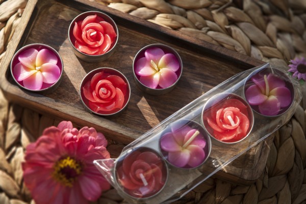 4 Duft-Teelichter 'Blume' handgeformt, rot, pink