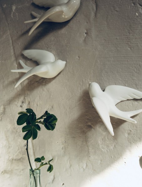 Keramikschwalbe, Schwalbe zur Wandbefestigung, Kopf links, mattweiß, T 8 cm, B 16 cm, H 12 cm