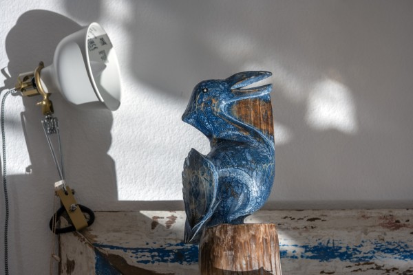 Pelikan-Skulptur blau, H 30 cm, B 15 cm, L 11 cm